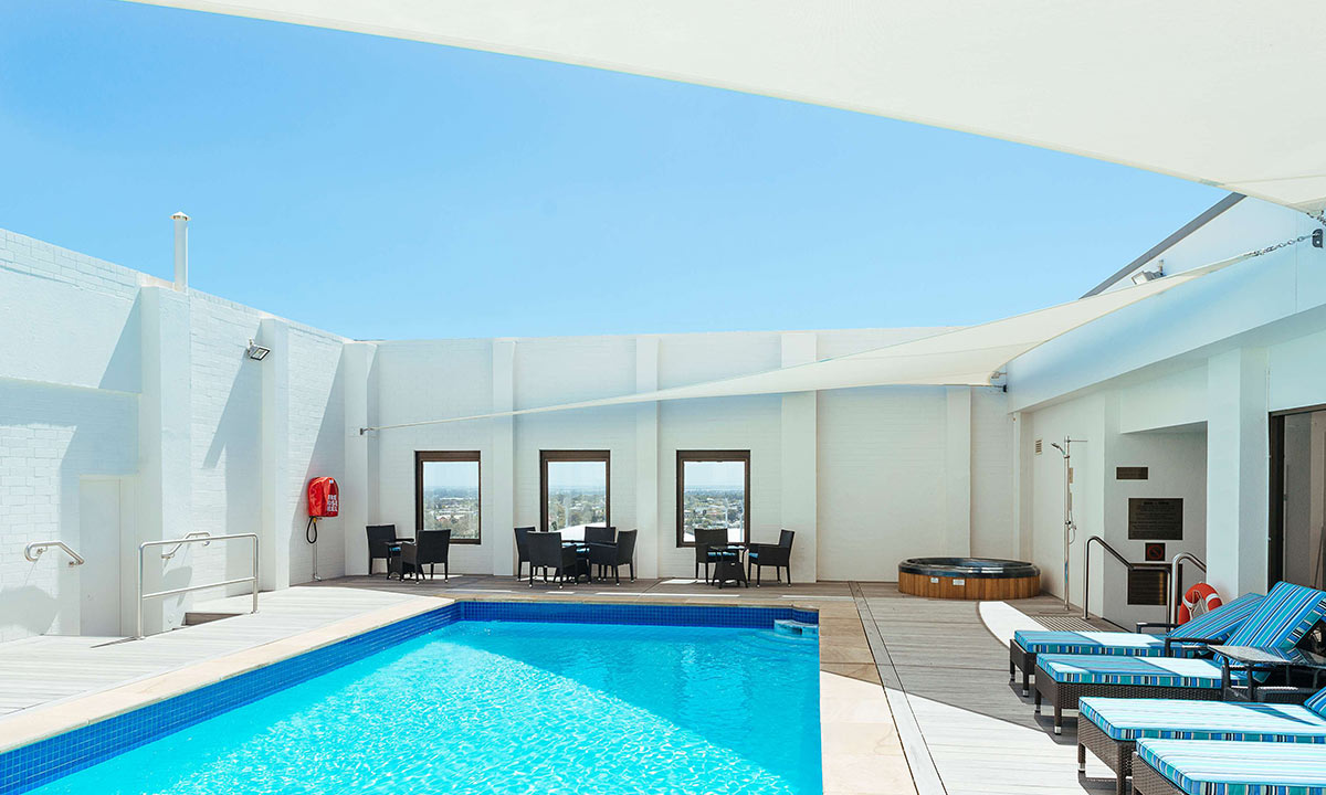 Rooftop-Pool-and-Jacuzzi-Spa-at-Stamford-Plaza-Adelaide-14128693_4K.jpg